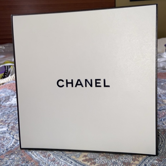 Chanel gift box with tissue 9”x9”x4” - Picture 4 of 9